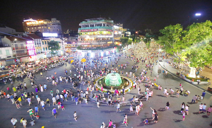 Không gian đi bộ khu vực hồ Hoàn Kiếm và phụ cận đã trở thành điểm đến hấp dẫn của người dân và du khách dịp cuối tuần. Nguồn: ITN Không gian đi bộ khu vực hồ Hoàn Kiếm và phụ cận đã trở thành điểm đến hấp dẫn của người dân và du khách dịp cuối tuần Ảnh: ITN