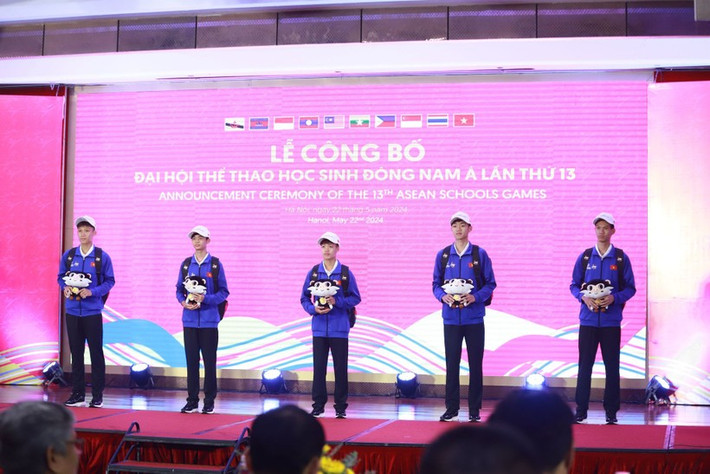 Các vận động viên cầm trên tay linh vật chính thức của Đại hội Thể thao học sinh Đông Nam Á lần thứ 13 Khởi động Đại hội Thể thao học sinh Đông Nam Á lần thứ 13 -0