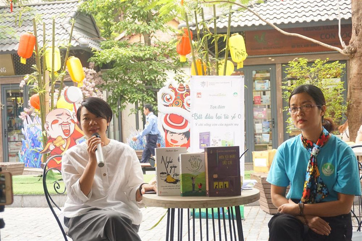 Tác giả Lam Linh (trái) chia sẻ câu chuyện của một bà mẹ đơn thân Tác giả Lam Linh chia sẻ câu chuyện của một bà mẹ đơn thân