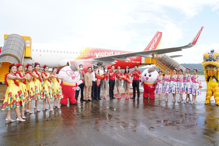 Các đại biểu chúc mừng, chụp ảnh lưu niệm tại sân bay Phú Quốc Các đại biểu chúc mừng, chụp ảnh lưu niệm tại sân bay Phú Quốc