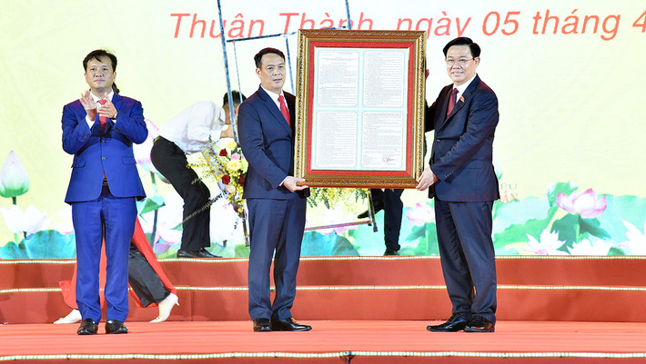 Chủ tịch Quốc hội Vương Đình Huệ: “Thuận lòng Dân, vạn sự Thành” ảnh 4 song-ho-a16.jpg -7