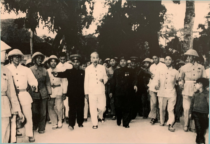 Chủ tịch Hồ Chí Minh thăm một đơn vị quân đội bảo vệ Thủ đô (tháng 2.1957) Triển lãm “Hồ Chí Minh đẹp nhất tên Người” -1