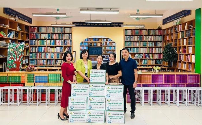 Trường THPT Phan Huy Chú (Đống Đa) tặng sách cho Trường THCS Lê Lợi (Hoàn Kiếm) ngày 21.9 - Ảnh: Đình Tuệ tv1.jpg -0