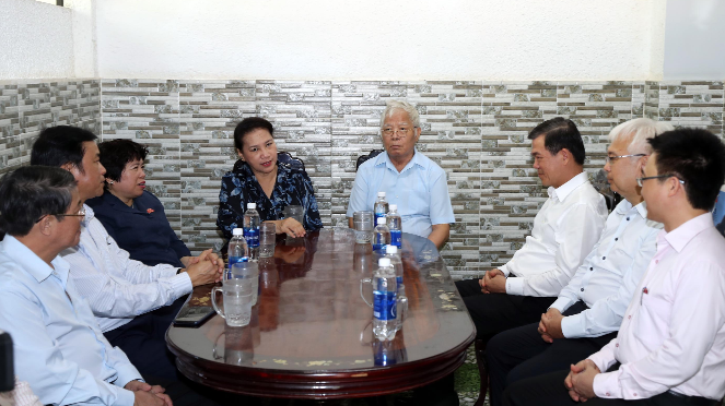 Chủ tịch Quốc hội Nguyễn Thị Kim Ngân Anh và Đoàn công tác thăm Anh hùng lực lượng vũ trang Nguyễn Văn Tròn ở phường Phước Hiệp, TP Bà Rịa Chủ tịch Quốc hội Nguyễn Thị Kim Ngân Anh và Đoàn công tác thăm Anh hùng lực lượng vũ trang Nguyễn Văn Tròn ở phường Phước Hiệp, TP Bà Rịa