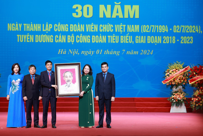 Đóng góp xứng đáng vào sự nghiệp xây dựng giai cấp công nhân ảnh 1 Phó Chủ tịch nước Võ Thị Ánh Xuân trao tặng ảnh Chủ tịch Hồ Chí Minh cho Công đoàn Viên chức Việt Nam. Ảnh: Hải Nguyễn