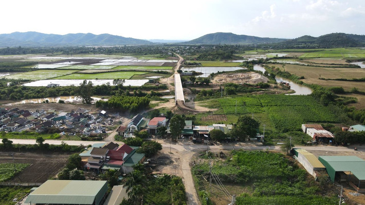 Dự án cầu vượt sông Krông Bông với mục tiêu là kết nối giao thông từ xã Vụ Bổn (huyện Krông Pắk) với xã Hòa Phong (huyện Krông Bông), nhưng đến nay người dân vẫn chưa được đi lại trên cây cầu mới này Cầu 36 tỷ đồng xây xong chưa thể thông xe vì vướng trạm quản lý bảo vệ rừng -0