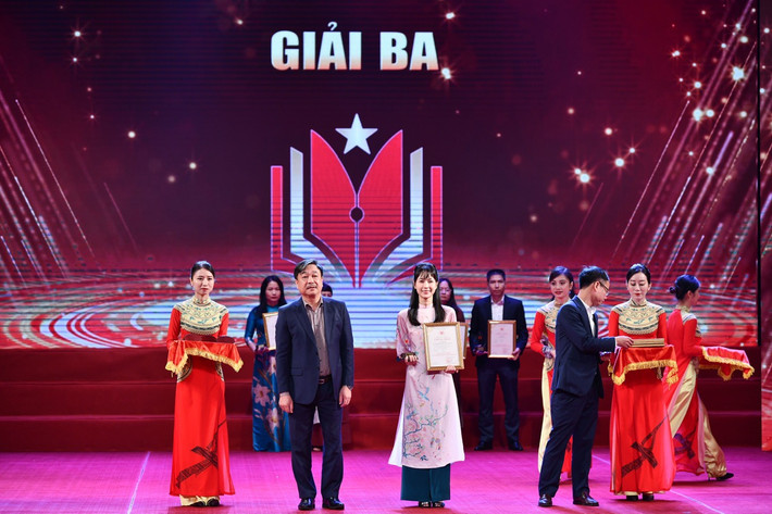 Đại diện nhóm tác giả Báo Đại biểu Nhân dân nhận giải Ba Giải báo chí toàn quốc “Vì sự nghiệp Giáo dục Việt Nam” năm 2023 (Ảnh: Thế Đại) z4892497200628_22f4c37405d47c6286b337eb3a008d27.jpg -0