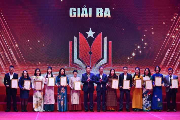 Đại diện nhóm tác giả Báo Đại biểu Nhân dân nhận giải Ba Giải báo chí toàn quốc “Vì sự nghiệp Giáo dục Việt Nam” năm 2023 (Ảnh: Thế Đại) z4892498031224_485acbb9a31226b0e915f6ac7acb0b52.jpg -1