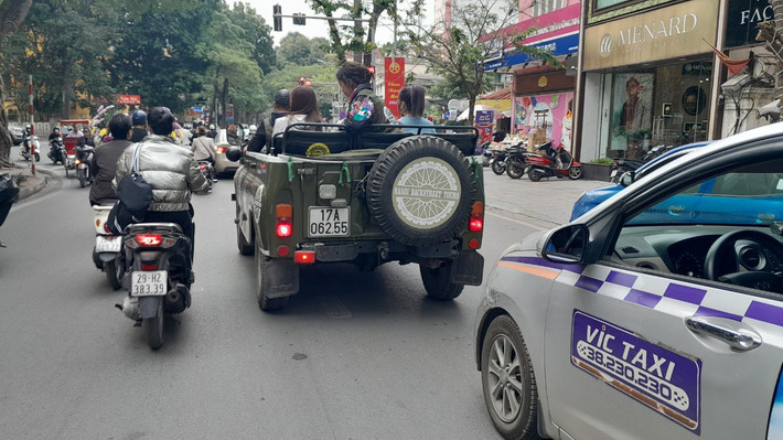 Xe "U-Oát" chở người trên đường phố Hà Nội Hà Nội: Mối nguy từ hàng loạt xe “U oát” chở người chạy trên đường phố -0