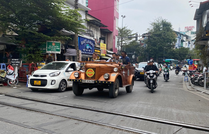 Một xe "U-Oát" chở người nước ngoài đi từ phía đường Hai Bà Trưng sang phía đường Nguyễn Khuyến Hà Nội: Mối nguy từ hàng loạt xe “U oát” chở người chạy trên đường phố -0