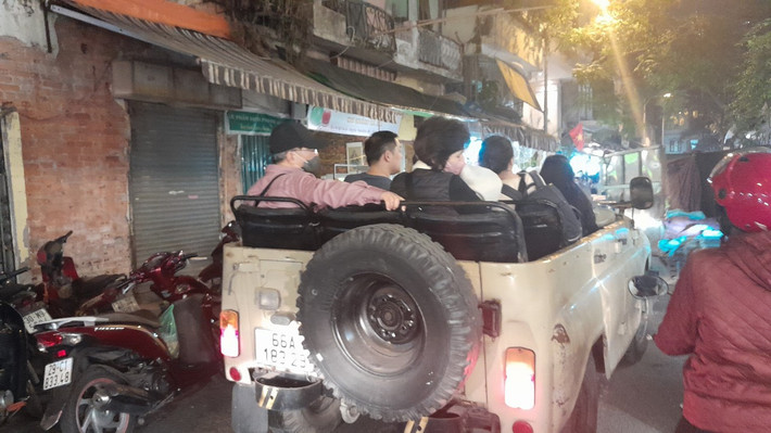 Thanh tra Giao thông, Cảnh sát giao thông Hà Nội đã phát hiện hàng loạt các lỗi vi phạm liên quan đến xe "U-Oát" Hà Nội: Mối nguy từ hàng loạt xe “U oát” chở người chạy trên đường phố -0