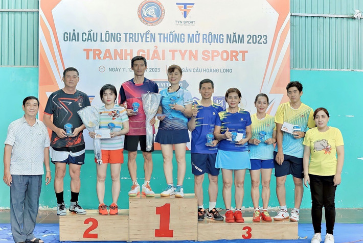 Ban Tổ chức trao giải cho các vận động viên chiến thắng TP. Cần Thơ: Hơn 300 vận động viên tham gia giải cầu lông truyền thống mở rộng năm 2023