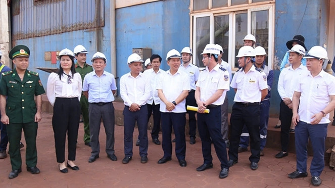 Đoàn giám sát của Đoàn đại biểu Quốc hội tỉnh Hà Tĩnh khảo sát tại Công ty CP Cảng quốc tế Lào - Việt. Ảnh: L. Thành Đoàn giám sát của Đoàn đại biểu Quốc hội tỉnh Hà Tĩnh khảo sát tại Công ty CP Cảng quốc tế Lào - Việt - ẢNH L. THÀNH