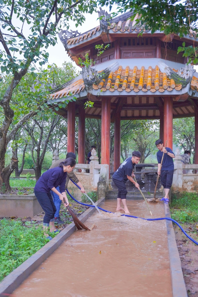 Các phật tử thuộc Ban Văn hóa thực hiện phận sự dọn làm sạch khu vực diễn ra Đại lễ Hoàn tất công tác chuẩn bị cho Đại lễ cầu siêu, tri ân bên sông Thạch Hãn -0