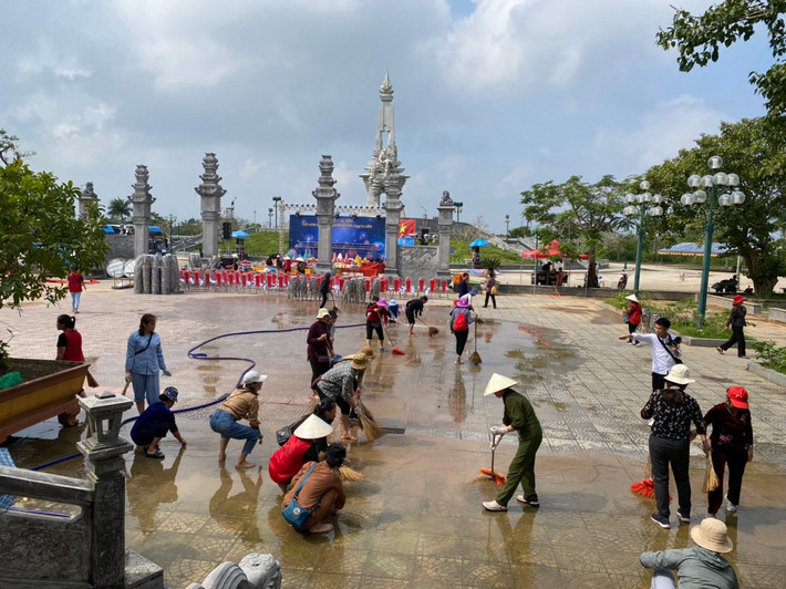 Mỗi người, mỗi việc, khâu vệ sinh làm sạch khu vực diễn ra Đại lễ được triển khai nhanh chóng, rốt ráo Hoàn tất công tác chuẩn bị cho Đại lễ cầu siêu, tri ân bên sông Thạch Hãn -0