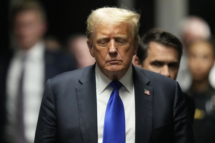 Cựu Tổng thống Donald Trump bước ra khỏi phòng xử án sau khi bồi thẩm đoàn đưa ra phán quyết ngày 30.5. Ảnh: AP Phiên tòa xét xử Donald Trump: Phán quyết “trọng tội” và những gì tiếp theo -0