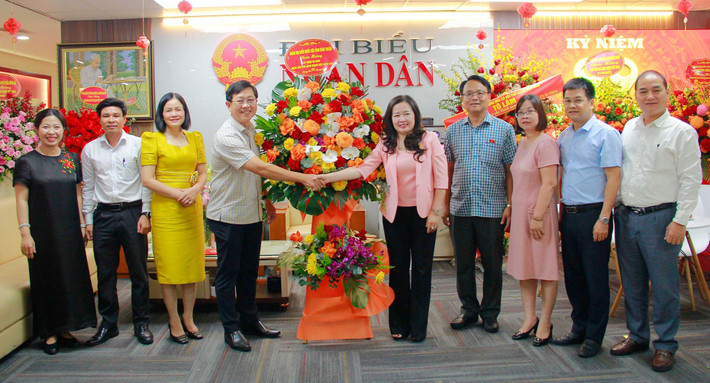 Tổng Biên tập Báo Đại biểu Nhân dân Phạm Thị Thanh Huyền và lãnh đạo, cán bộ, phóng viên, biên tập viên và người lao động Báo Đại biểu Nhân dân đón nhận lẵng hoa của Phó Trưởng đoàn ĐBQH tỉnh Bình Thuận Nguyễn Hữu Thông. Ảnh: Khánh Duy Đại diện Ủy ban Kinh tế và các cơ quan, địa phương thăm và chúc mừng Báo Đại biểu Nhân dân -0