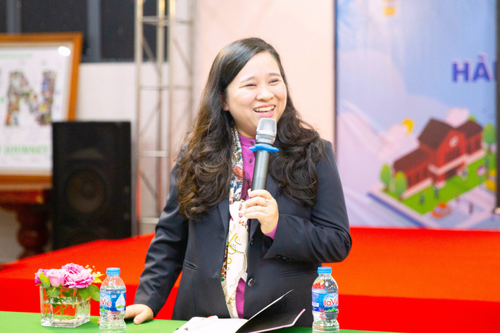 Bà Nguyễn Thị Vân Trang, Hiệu trưởng Hệ thống Giáo dục Ngôi Sao Hà Nội chia sẻ tại hội thảo (Ảnh: Quang Huy) Phát triển nguồn nhân lực giáo viên bằng việc “nuôi dưỡng” sinh viên sư phạm -0