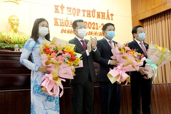 Bí thư Thành ủy Đà Nẵng tặng hoa chúc mừng các thành viên Thường trực HĐND thành phố Khóa X tại Kỳ họp thứ Nhất Ảnh: P . Nguyên Bí thư Thành ủy Đà Nẵng tặng hoa chúc mừng các thành viên Thường trực HĐND thành phố Khóa X tại Kỳ họp thứ Nhất Ảnh: P . Nguyên
