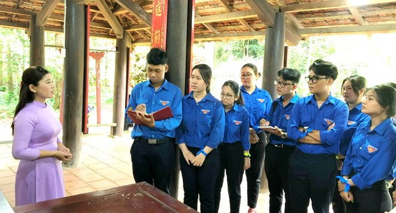 Đoàn viên thanh niên tham quan tìm hiểu tại Đình Phú Mỹ Nhiều hoạt động ý nghĩa tại hành trình hạt giống đỏ tỉnh Đồng Nai lần thứ III -0