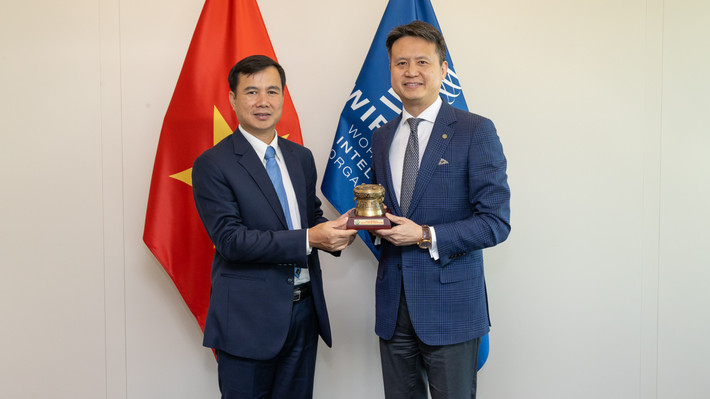 Thứ trưởng Bùi Thế Duy trao quà lưu niệm tặng Tổng Giám đốc WIPO Daren Tang Hơn 1.400 đại biểu tham dự Đại hội đồng các quốc gia thành viên của Tổ chức Sở hữu trí tuệ thế giới -0