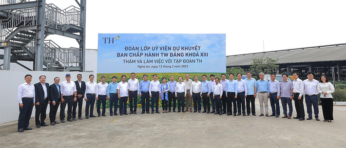 Các đại biểu chụp ảnh lưu niệm trong chuyến thăm và làm việc tại Tập đoàn TH Tập đoàn TH vững bước trên “con đường xanh” -2