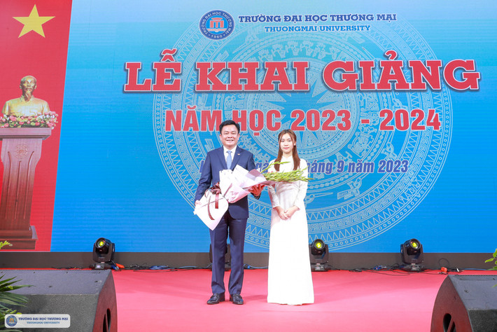 Hiệu trưởng trường ĐH Thương mại nhắn nhủ các tân sinh viên: Trường Đại học Thương mại khai giảng năm học mới -0