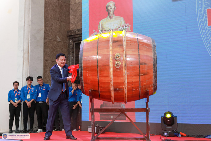Hiệu trưởng trường ĐH Thương mại nhắn nhủ các tân sinh viên: Trường Đại học Thương mại khai giảng năm học mới -0