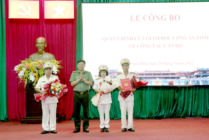Giám đốc Công an tỉnh Thừa Thiẻn Huế trao quyết định cho các cán bộ lãnh đạo tiếp nhận nhiệm vụ mới Điều động nhiều cán bộ lãnh đạo Công an tỉnh Thừa Thiên Huế -0