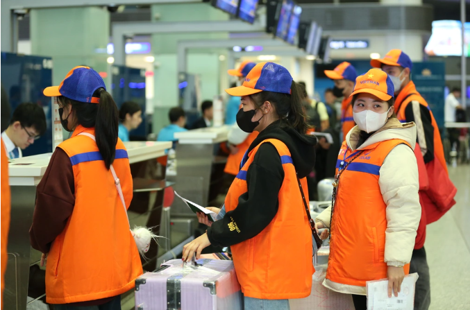 Lao động chờ làm thủ tục xuất cảnh sang Hàn Quốc làm việc. Nguồn: ITN Cảnh báo lừa đảo khi đưa lao động sang Hàn Quốc ở một số ngành nghề -0