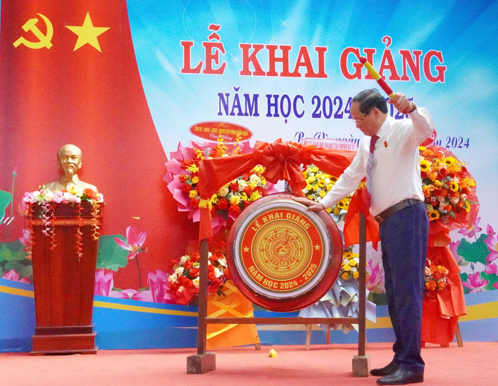 Phó Chủ tịch Quốc hội, Thượng tướng Trần Quang Phương đánh trống khai trường năm học mới 2024 -2025 tại Trường THCS Ba Vì Phó Chủ tịch Quốc hội, Thượng tướng Trần Quang Phương dự lễ khai giảng năm học mới tại Trường THCS Ba Vì, Quảng Ngãi -0