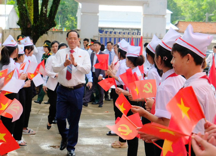 Phó Chủ tịch Quốc hội, Thượng tướng Trần Quang Phương dự lễ khai giảng năm học mới tại Trường THCS Ba Vì, Quảng Ngãi ảnh 1 Phó Chủ tịch Quốc hội, Thượng tướng Trần Quang Phương dự lễ khai giảng năm học mới tại Trường THCS Ba Vì, Quảng Ngãi -0