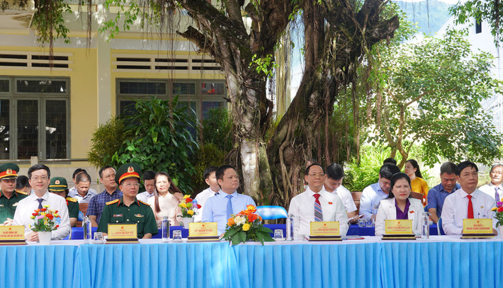 Phó Chủ tịch Quốc hội, Thượng tướng Trần Quang Phương và các đại biểu tham dự Lễ khai giảng năm học mới Trường THCS Ba Vì, Quảng Ngãi Phó Chủ tịch Quốc hội, Thượng tướng Trần Quang Phương dự lễ khai giảng năm học mới tại Trường THCS Ba Vì, Quảng Ngãi -0