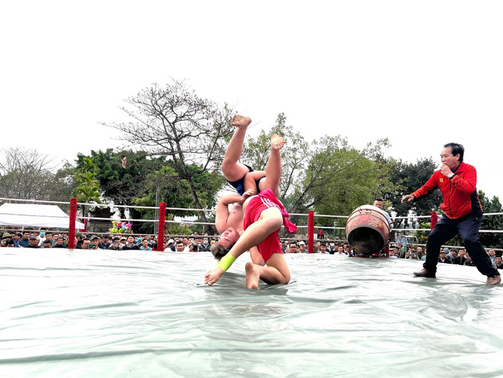 Đô vật Ninh Bình giành chiến thắng tại Lễ hội vật cổ truyền làng Vĩnh Khê - Di sản văn hóa phi vật thể Quốc gia ảnh 7 Hải Phòng: Bế mạc Lễ hội vật cổ truyền làng Vĩnh Khê, xã An Đồng - Di sản văn hóa phi vật thể Quốc gia -0