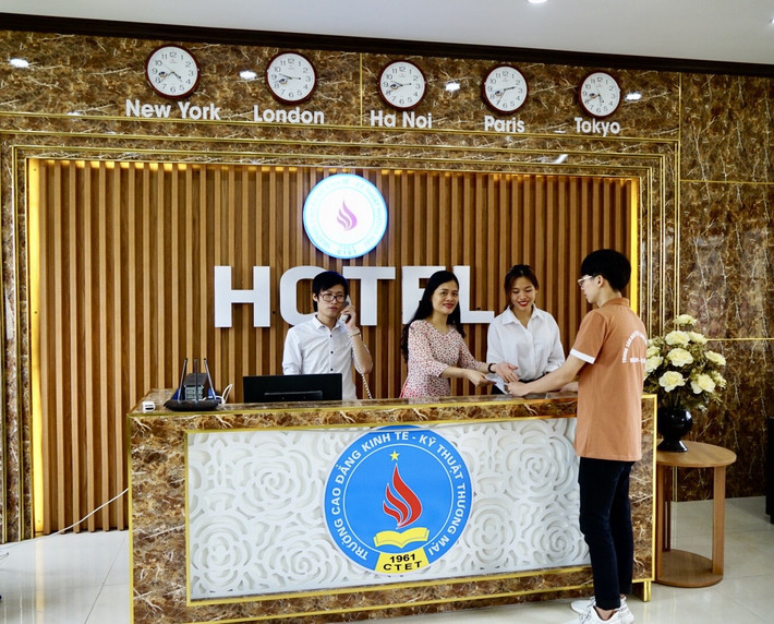 Phòng thực hành lễ tân khách sạn Trường cao đẳng loay hoay “giật gấu vá vai” -0