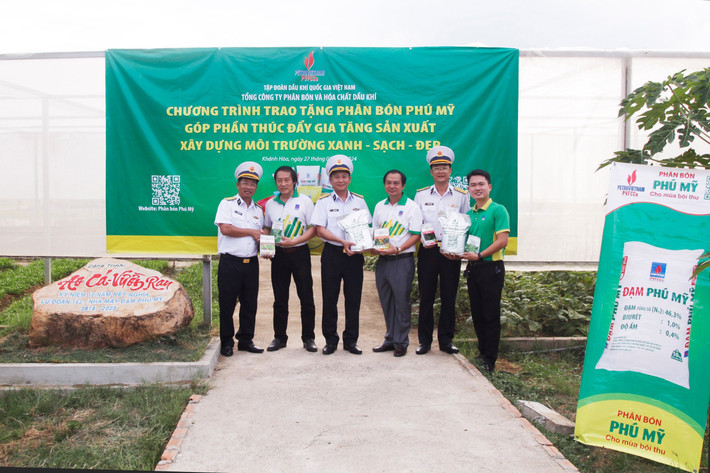 Đoàn công tác của PVFCCo trao tặng phân bón Phú Mỹ cho cán bộ chiến sỹ Lữ đoàn 162 Vùng 4 Hải quân. Ảnh: PVFCCo Nhiều hoạt động thiết thực, ý nghĩa kỷ niệm ngày Thương binh liệt sỹ -0