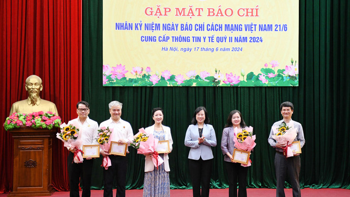 Bộ trưởng Bộ Y tế Đào Hồng Lan trao tặng Kỷ niệm chương “Vì Sức khỏe nhân dân” cho các cá nhân Bộ Y tế gặp mặt báo chí nhân kỷ niệm 99 năm Ngày Báo chí cách mạng Việt Nam -0