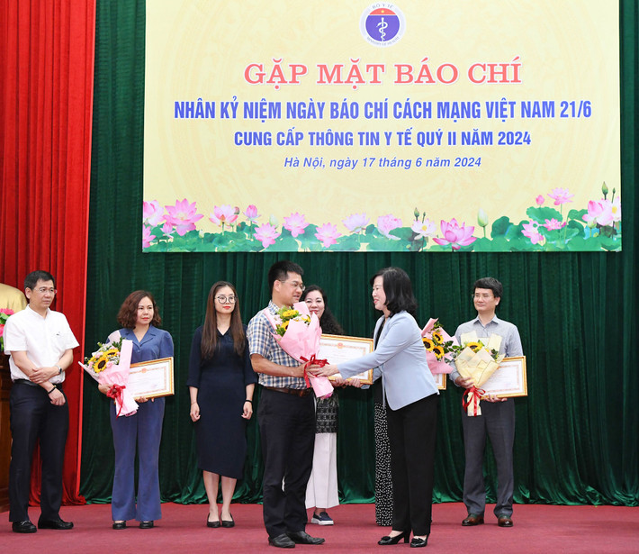 Bộ trưởng Bộ Y tế Đào Hồng Lan trao tặng bằng khen cho Báo Đại biểu nhân dân đã có thành tích xuất sắc trong công tác thông tin, truyền thông y tế phục vụ các Kỳ họp Quốc hội Bộ Y tế gặp mặt báo chí nhân kỷ niệm 99 năm Ngày Báo chí cách mạng Việt Nam -0
