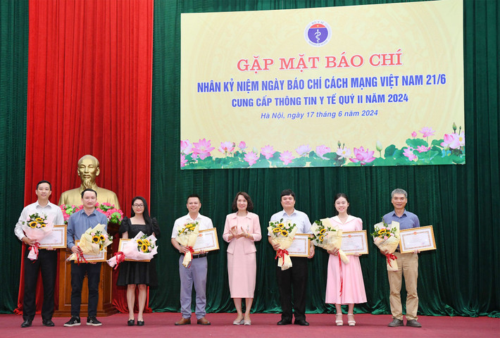 Trao giải thưởng cho 2 tập thể và 3 cá nhân đã có thành tích xuất sắc trong công tác thông tin, truyền thông y tế thực hiện bảo vệ, chăm sóc và nâng cao sức khỏe nhân dân Bộ Y tế gặp mặt báo chí nhân kỷ niệm 99 năm Ngày Báo chí cách mạng Việt Nam -0