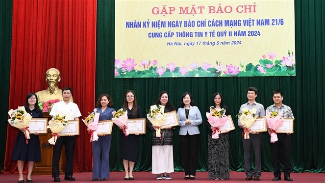 Bộ trưởng Bộ Y tế Đào Hồng Lan trao tặng bằng khen cho tập thể đã có thành tích xuất sắc trong công tác thông tin, truyền thông y tế phục vụ các kỳ họp Quốc hội Bộ Y tế gặp mặt báo chí nhân kỷ niệm 99 năm Ngày Báo chí cách mạng Việt Nam