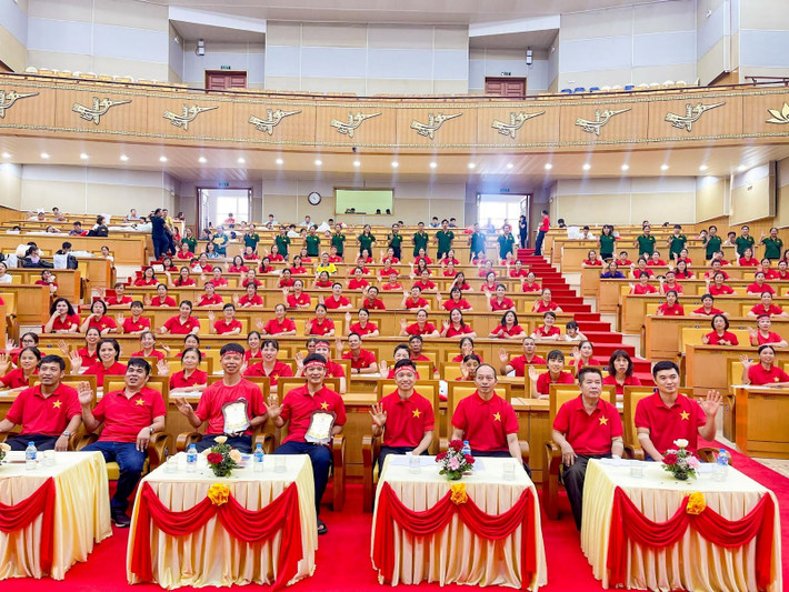 Các Phật tử trong CLB Cúc Vàng tham gia chương trình “Hành trình đỏ - Giọt Hồng Hưng Yên” Phật tử CLB Cúc Vàng tại Hưng Yên tình nguyện hiến máu cứu người bằng tâm từ bi của Đạo Phật - 0