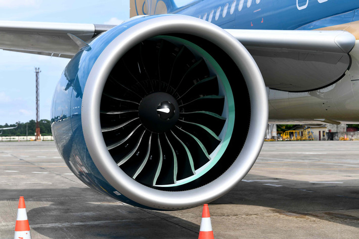 Airbus A320neo là dòng máy bay thân hẹp hiện đại, được trang bị động cơ thế hệ mới, tiết kiệm 16% nhiên liệu, giảm 75% tiếng ồn và 50% khí thải độc hại so với các dòng máy bay thế hệ trước. Ảnh VNA Vietnam Airlines chính thức đón nhận máy bay Airbus A320neo đầu tiên -0