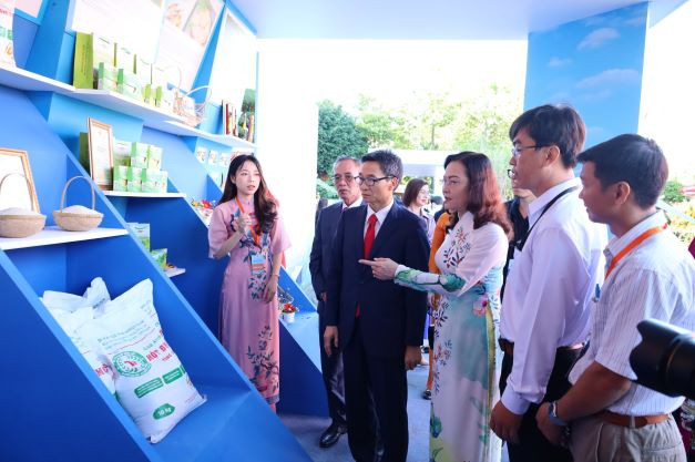 Phó Bí thư Thường trực tỉnh ủy Bạc Liêu Lê Thị Ái Nam (áo dài) giới thiệu các đặc sản của Bạc Liêu Trao Quyết định chủ trương đầu tư cho 7 nhà đầu tư -0