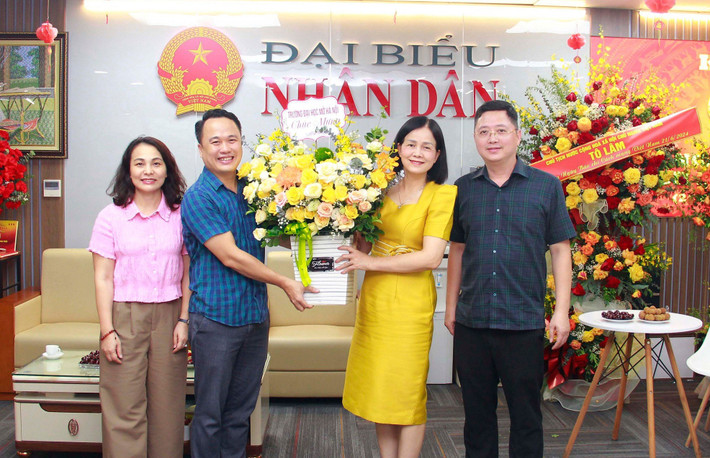Đại diện Trường Đại học Mở Hà Nội, Giám đốc Trung tâm Truyền thông và Tuyển sinh, Ths. Đỗ Ngọc Anh tặng hoa chúc mừng Báo Đại biểu Nhân dân. Ảnh: Khánh Duy Đại diện Ủy ban Kinh tế và các cơ quan, địa phương thăm và chúc mừng Báo Đại biểu Nhân dân -0