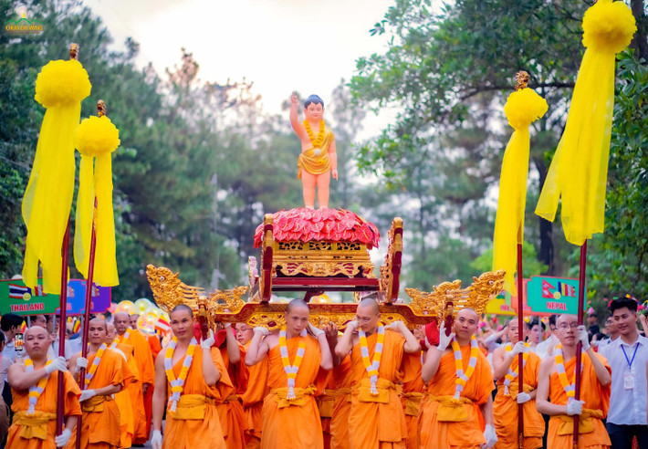 Tôn tượng Đức Phật đản sinh được chư Tăng cung rước trong niềm hân hoan của hàng vạn Phật tử tham dự Bài 2: Sản phẩm du lịch văn hóa tâm linh đặc sắc miền Kinh đô Phật giáo -0