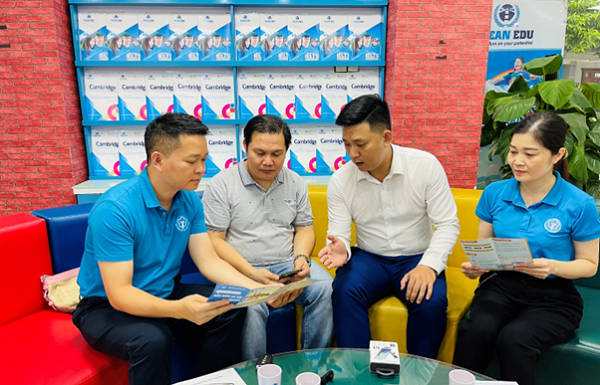 Phòng Truyền thông, BHXH tỉnh Tuyên Quang hỗ trợ người lao động nước ngoài cài đặt và sử dụng ứng dụng VssID-BHXH số. (Nguồn: BHTQ) Lao động nước ngoài sử dụng Ứng dụng VssID – BHXH số -0