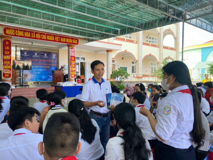 Ông Nguyễn Quốc Huy, Giám đốc Doanh nghiệp xã hội Tủ sách Nhân ái giao lưu với học sinh Trường THCS An Phước Gần 1.200 đầu sách tặng học sinh Bến Tre -1