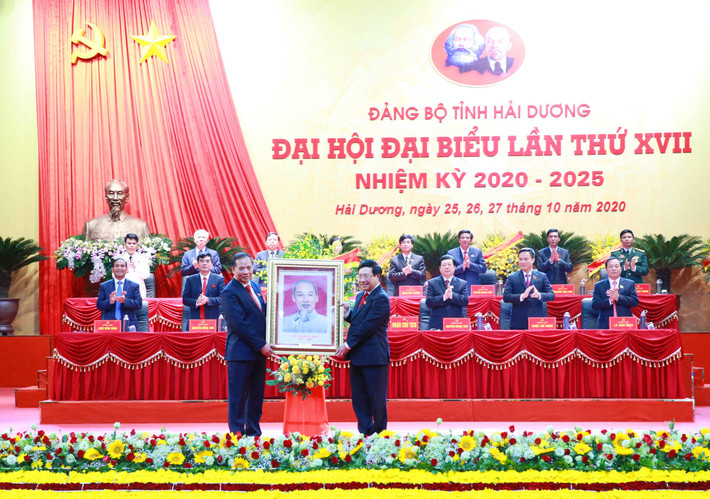 Ủy viên Bộ Chính trị, Phó Thủ tướng Chính phủ, Bộ trưởng Ngoại giao Phạm Bình Minh tặng bức tranh chân dung Chủ tịch Hồ Chí Minh và lẵng hoa chúc mừng Đại hội Đảng bộ tỉnh Hải Dương Ủy viên Bộ Chính trị, Phó Thủ tướng Chính phủ, Bộ trưởng Ngoại giao Phạm Bình Minh tặng bức tranh chân dung Chủ tịch Hồ Chí Minh và lẵng hoa chúc mừng Đại hội Đảng bộ tỉnh Hải Dương