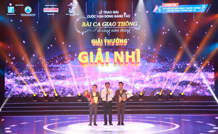 Thứ trưởng Bộ GTVT Nguyễn Xuân Sang trao giải Nhì cho 2 tác giả Trao giải cuộc thi sáng tác “Bài ca giao thông đi cùng năm tháng” -0
