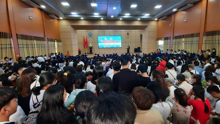 Trường Đại Học Kinh tế - Đại Học Huế trao bằng tốt nghiệp cho hơn 500 tân cử nhân năm 2022 ảnh 1 Trường ĐH Kinh tế - Đại Học Huế trao bằng tốt nghiệp cho hơn 500 tân cử nhân năm 2022 -2
